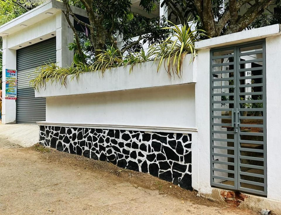 Sun sea guest home Vacation rental in Tangalle