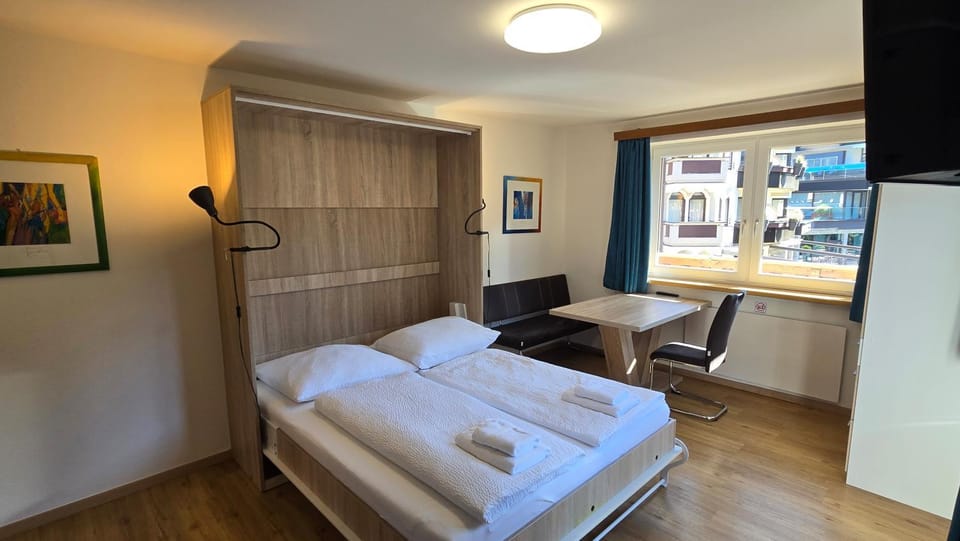 Bed, Dining area