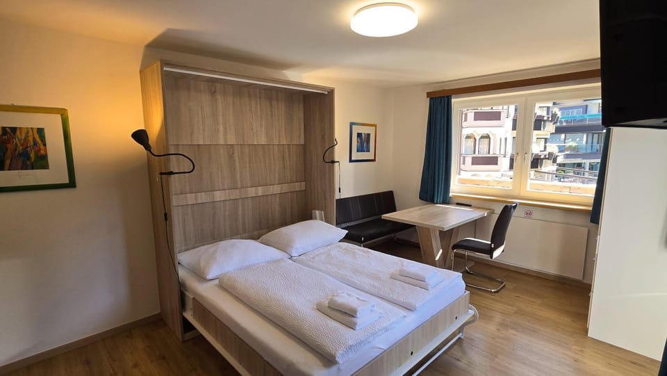 Bed, Dining area