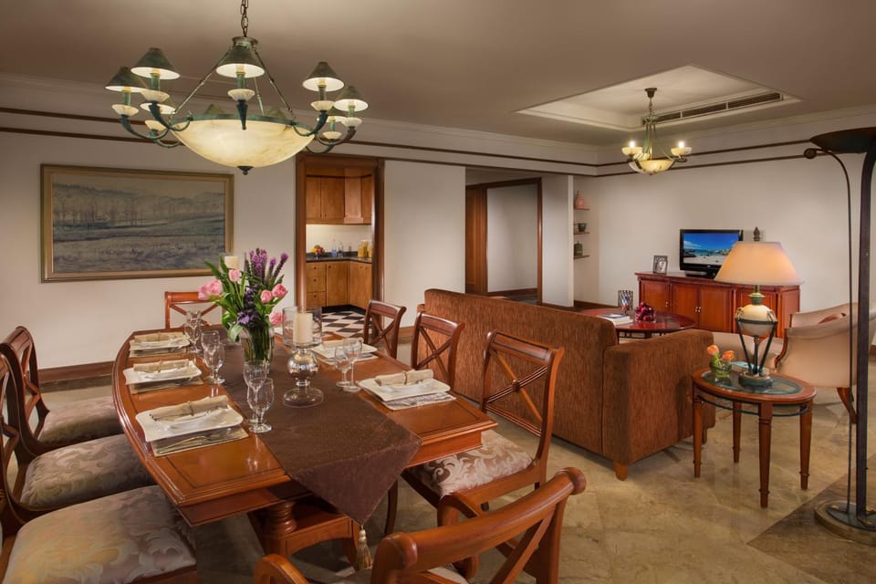 Photo of the whole room, Dining area