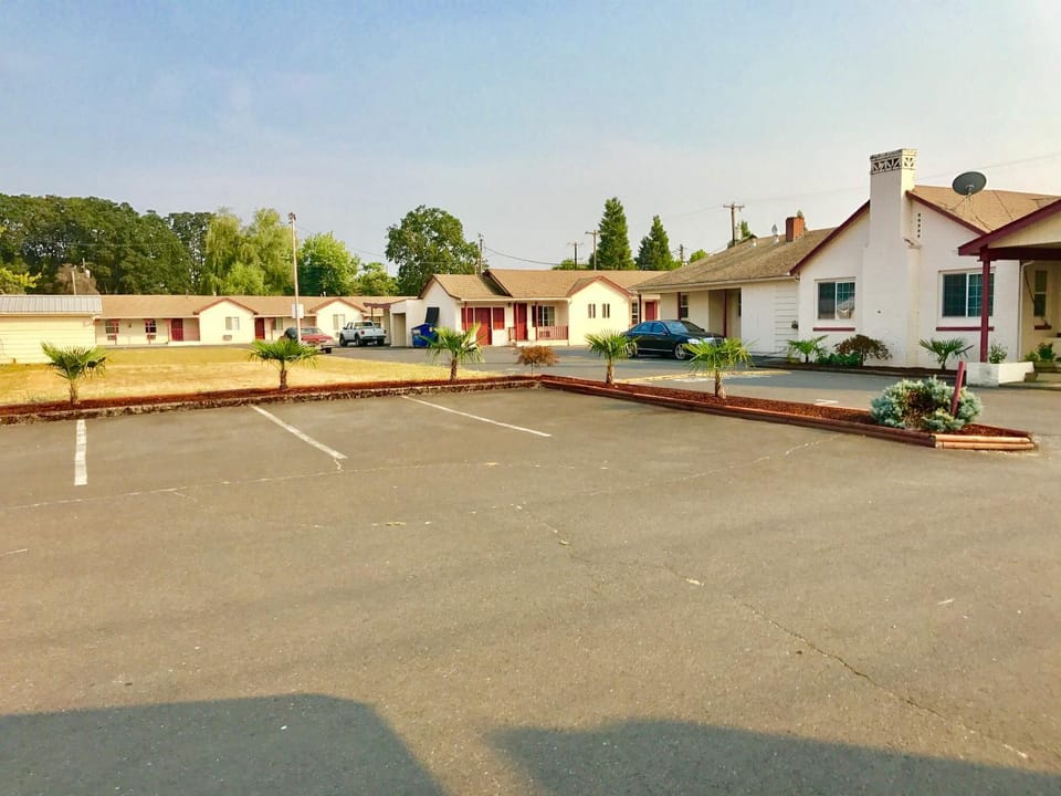 Travelers Inn Motel Motel in Salem