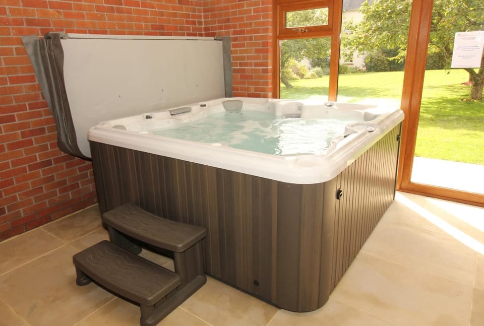Shower, Toilet, Hot Tub, Garden view, Swimming pool