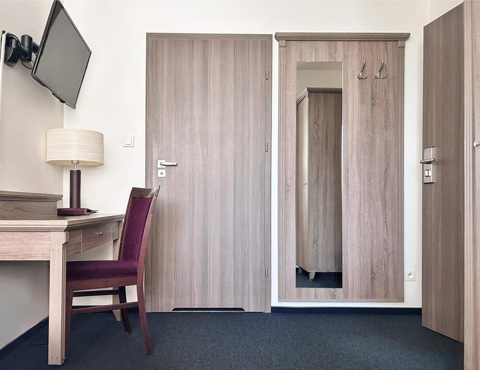 Bed, TV and multimedia, Photo of the whole room, Bedroom, wardrobe