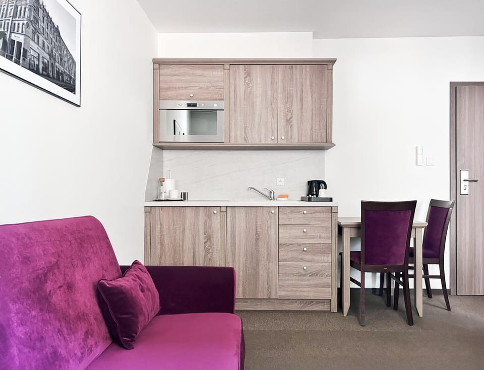Coffee/tea facilities, Kitchen or kitchenette, Living room, Seating area, Dining area, microwave
