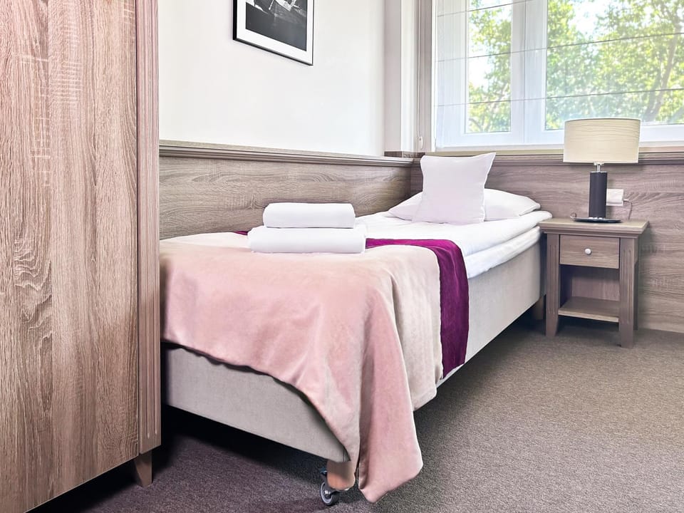 Bed, Photo of the whole room, City view