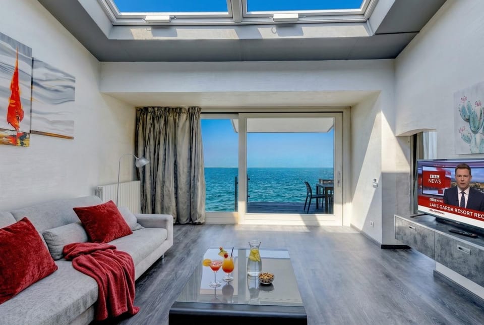 View (from property/room), Balcony/Terrace, Living room, Seating area