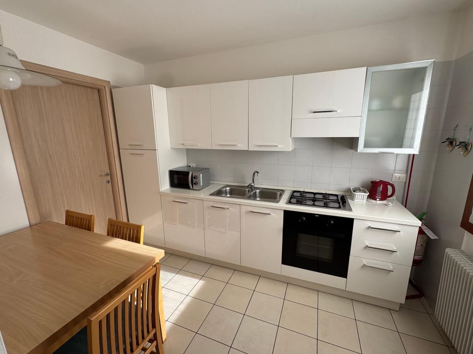 Kitchen or kitchenette, Dining area, kitchen