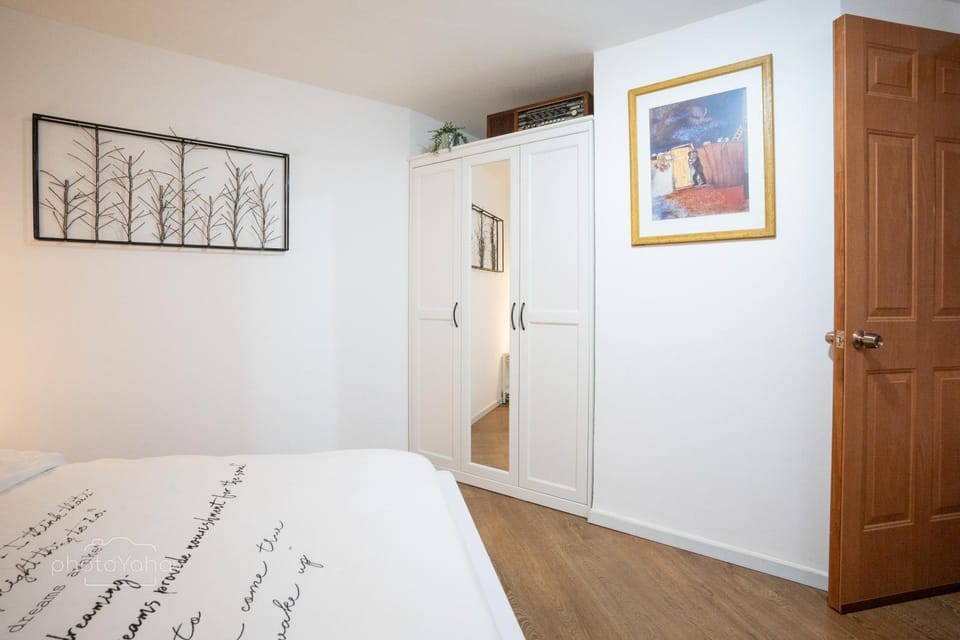 Bed, TV and multimedia, Bedroom, wardrobe, air conditioner, Internal: Not applicable to any particular room
