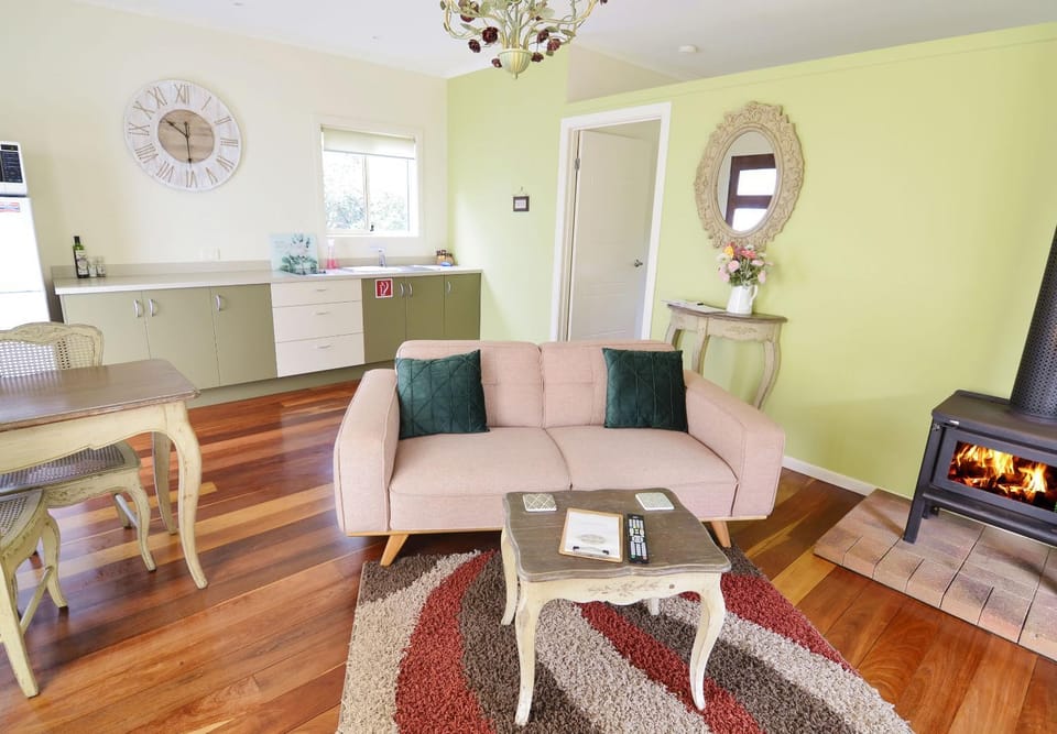 Kitchen or kitchenette, Living room, Seating area, Dining area, flat iron