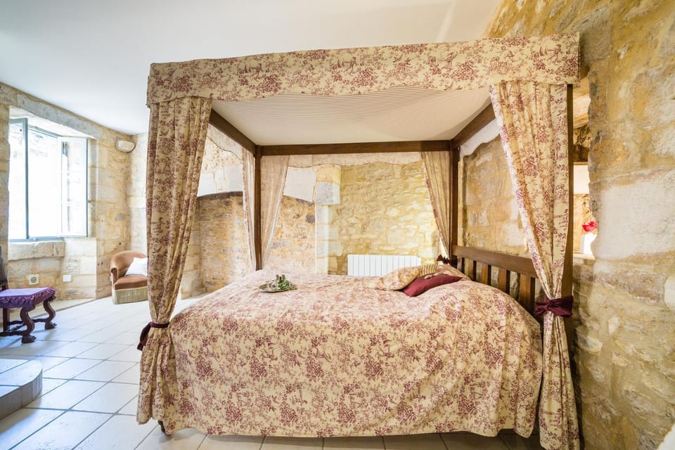 Bed, Photo of the whole room, Bedroom, City view, fireplace, towels, wardrobe