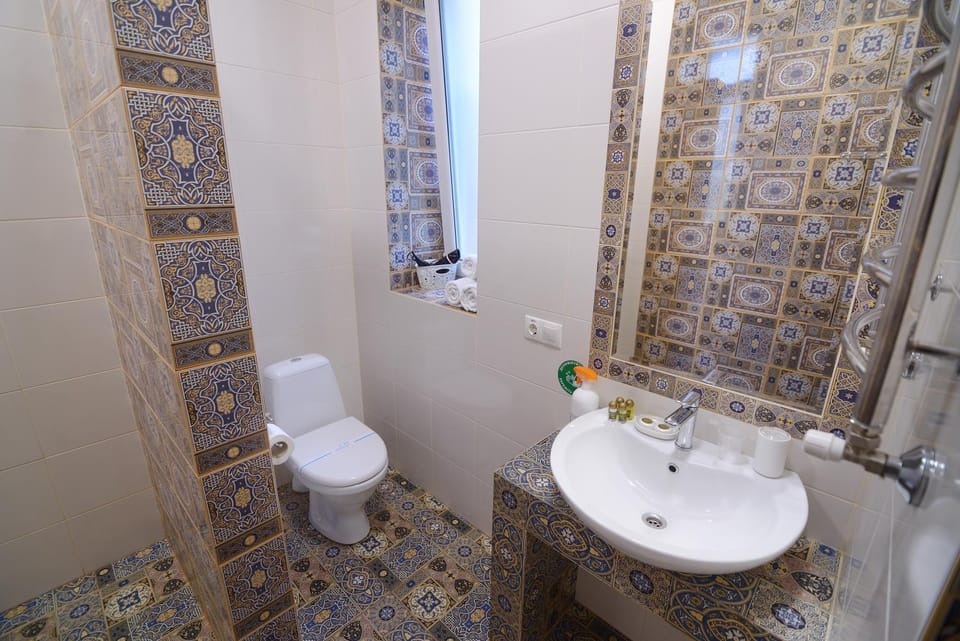 Shower, Toilet