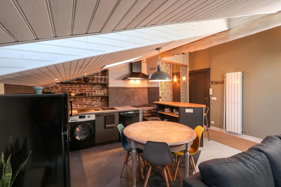 Kitchen or kitchenette, Dining area