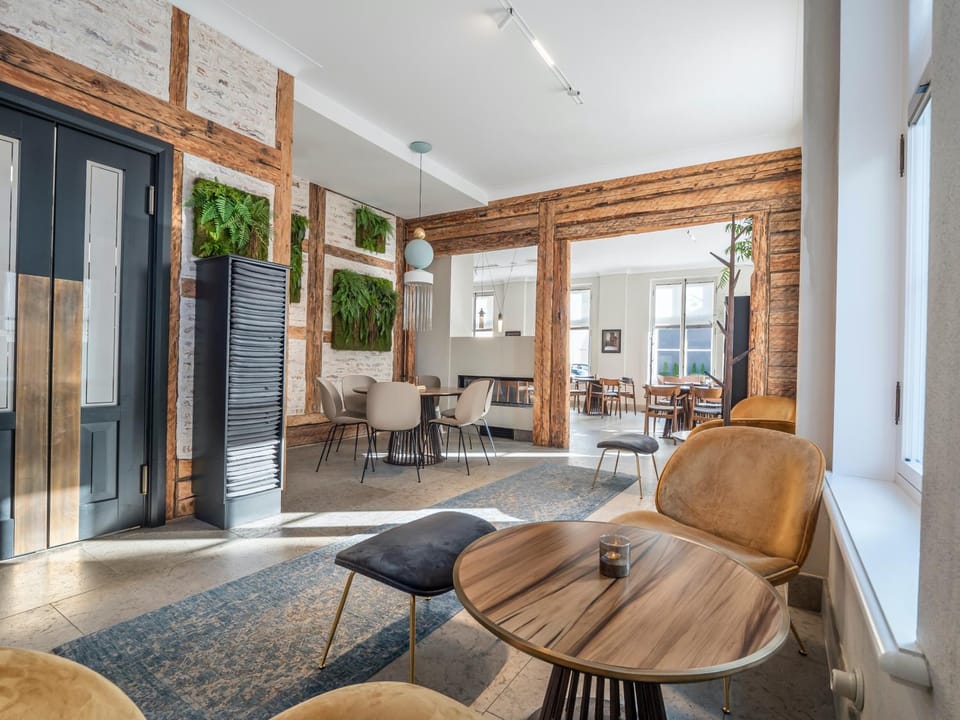 Lounge or bar, Food and drinks