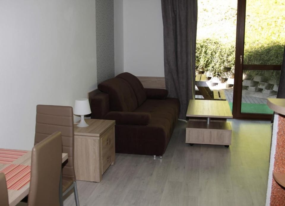TV and multimedia, Living room, Seating area, Bedroom