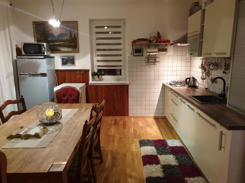 Coffee/tea facilities, Kitchen or kitchenette, Dining area