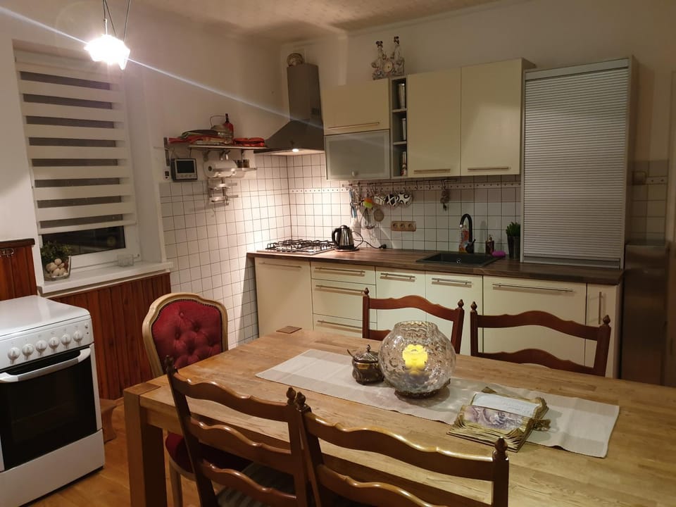 Coffee/tea facilities, Kitchen or kitchenette, Dining area