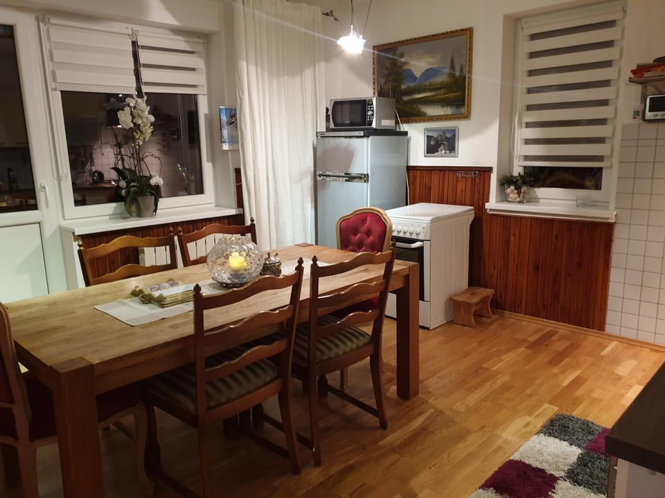 Kitchen or kitchenette, Dining area