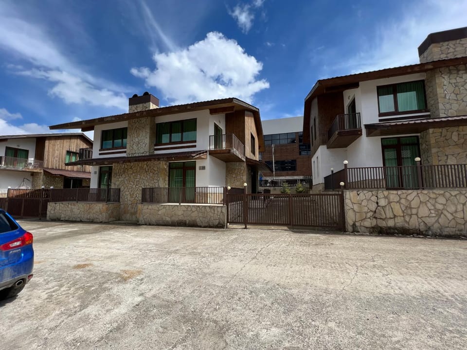 Property building, Day, Neighbourhood, Street view, Parking