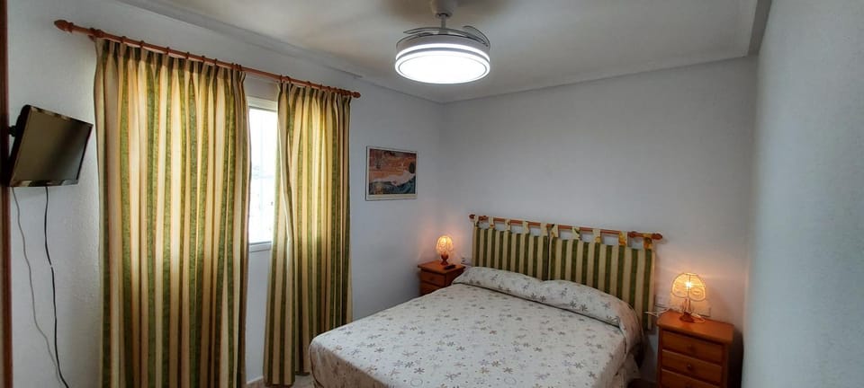 Bed, TV and multimedia, Bedroom