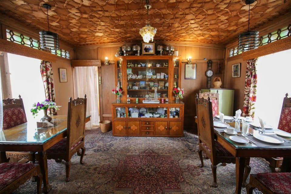 Restaurant/places to eat, Dining area