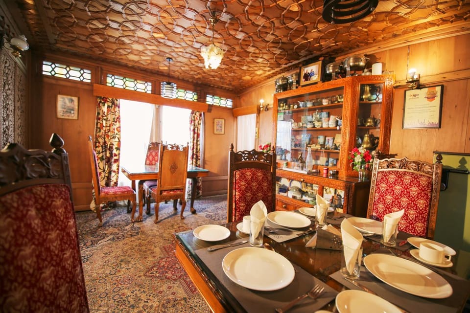 Restaurant/places to eat, Dining area