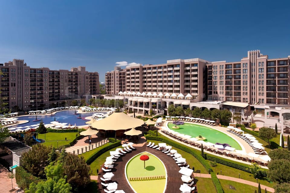 Property building, Day, Natural landscape, Pool view, Swimming pool, sunbed