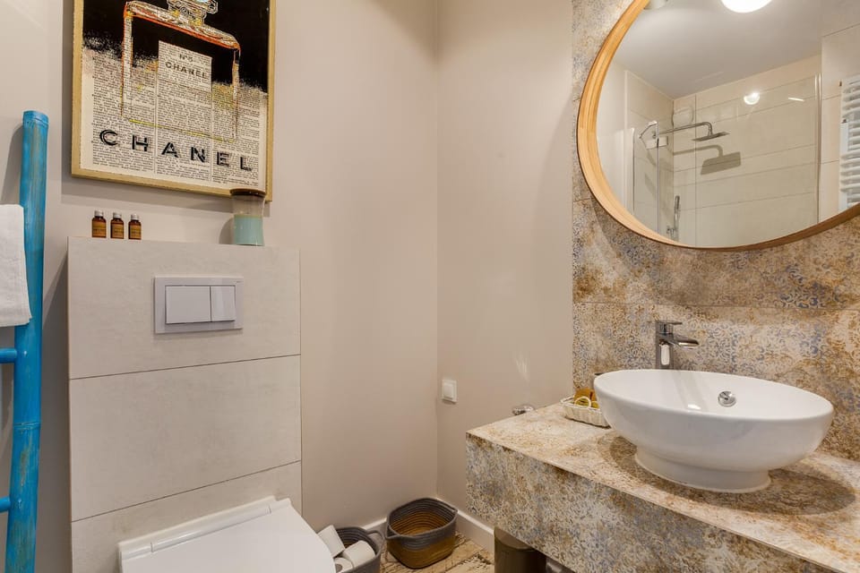 Shower, Toilet, Bathroom, Decorative detail, Area and facilities, internet, locker, towels