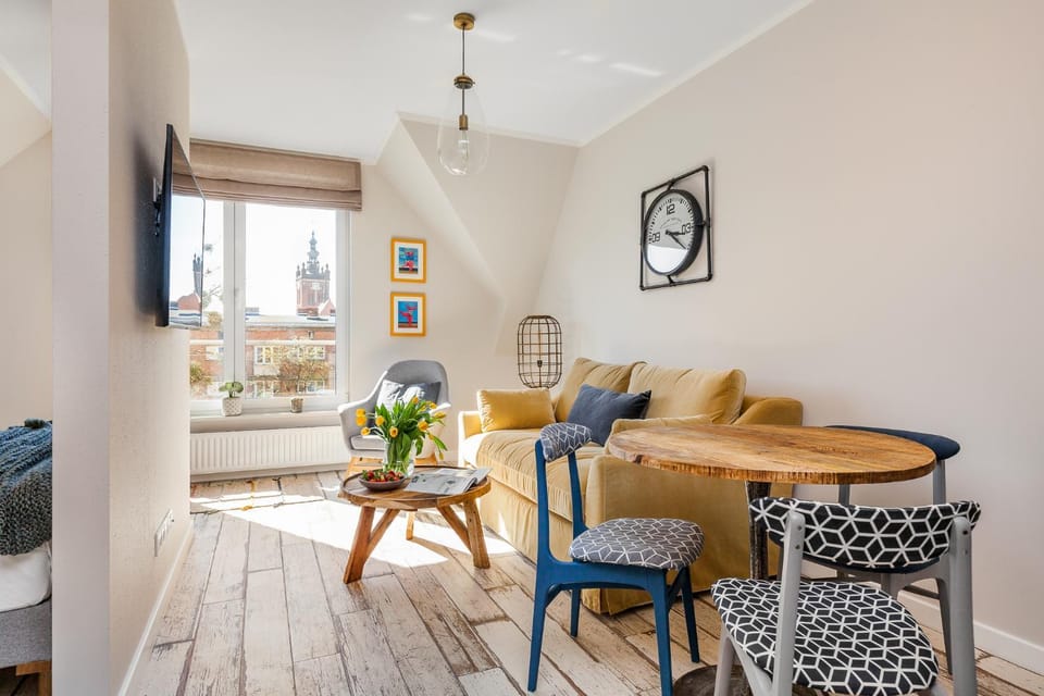 TV and multimedia, View (from property/room), Living room, Decorative detail, Seating area, Dining area, City view, Landmark view, Area and facilities