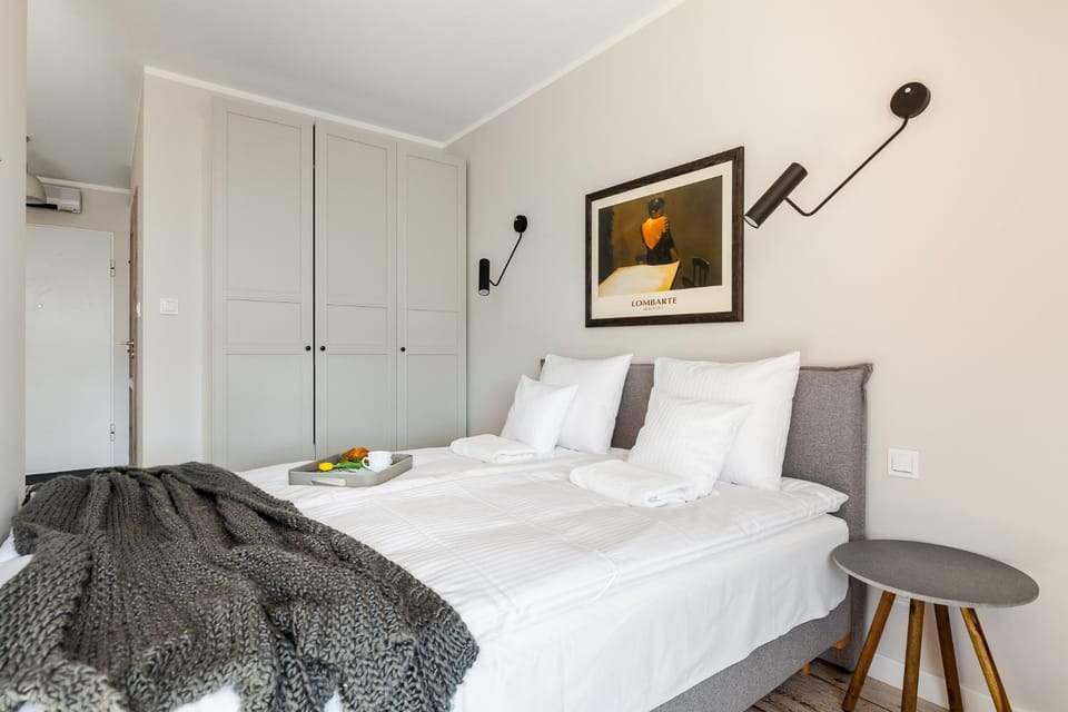 Bed, View (from property/room), Photo of the whole room, Decorative detail, Seating area, Bedroom, Area and facilities, locker, towels, wardrobe