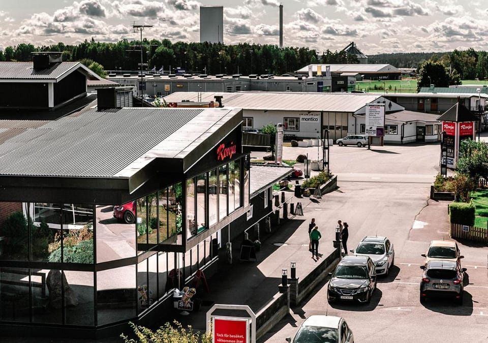 Facade/entrance, View (from property/room)