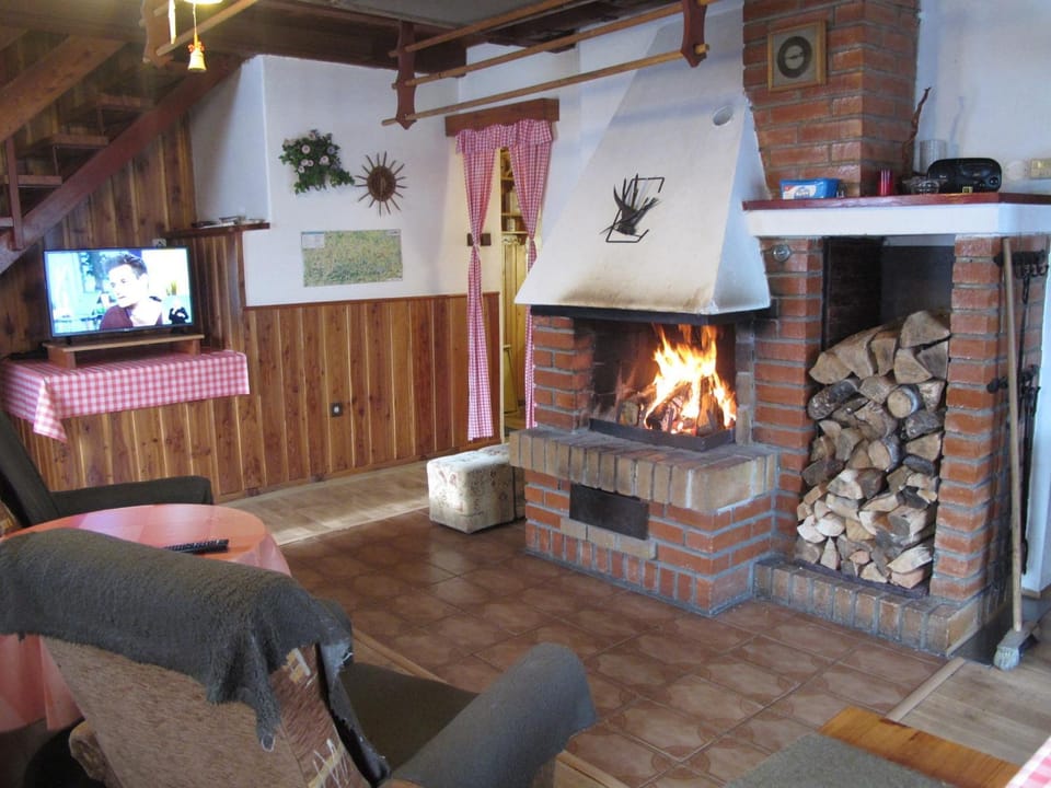 TV and multimedia, Living room, Seating area, fireplace
