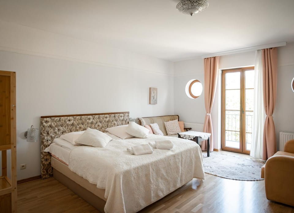 Dworek Biesiadny Bed and Breakfast in Greater Poland Voivodeship