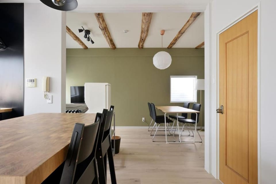 TV and multimedia, Kitchen or kitchenette, Living room, Decorative detail, Seating area, Dining area, oven
