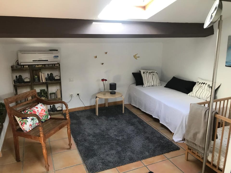 Plan de Cuques T2 Bed and Breakfast in Marseille