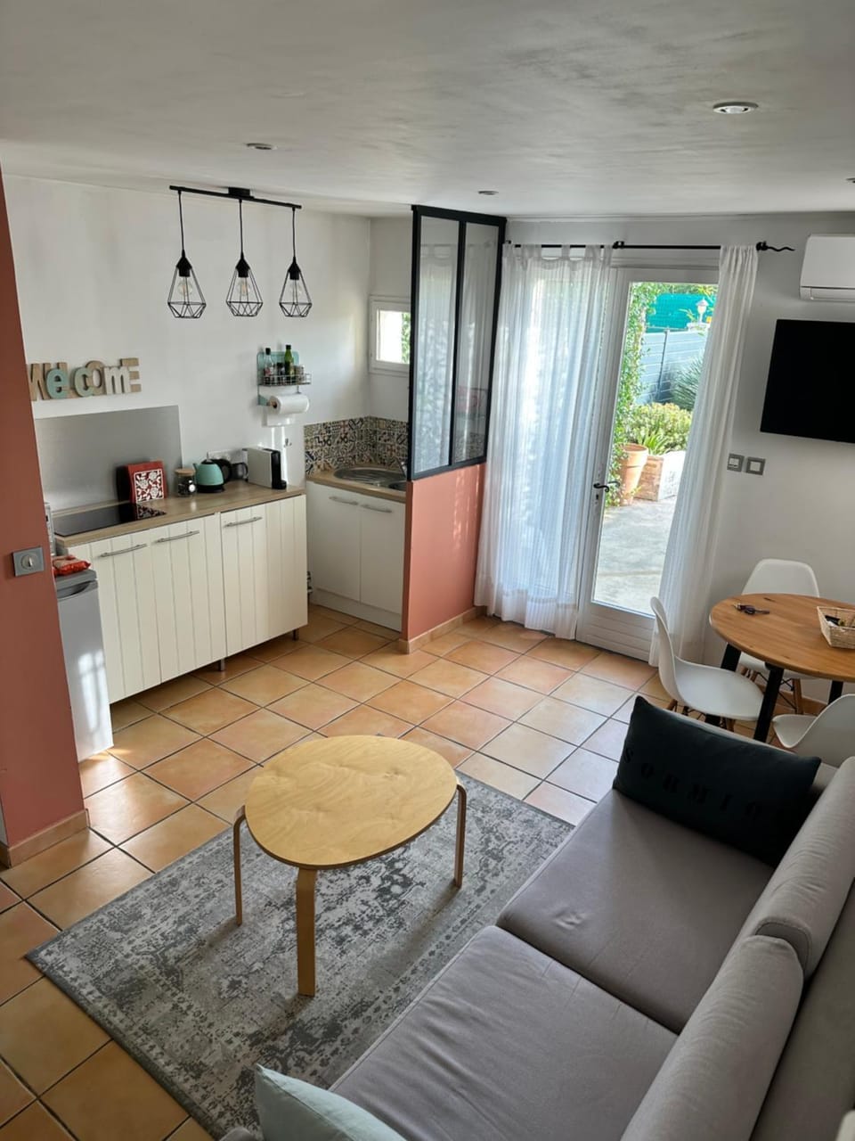 Plan de Cuques T2 Bed and Breakfast in Marseille