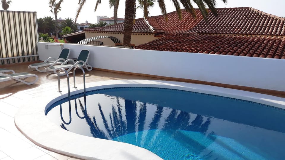 Solarium, Swimming pool, sunbed