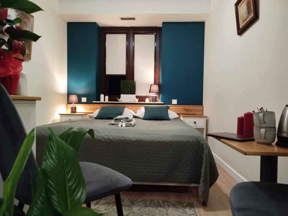 Bed, Coffee/tea facilities, Seating area, Bedroom