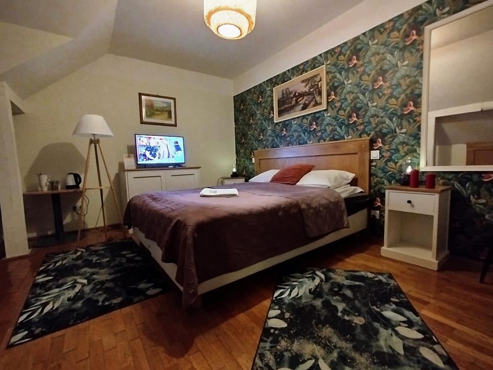 Bed, TV and multimedia, Photo of the whole room, Seating area, Bedroom, towels, towels