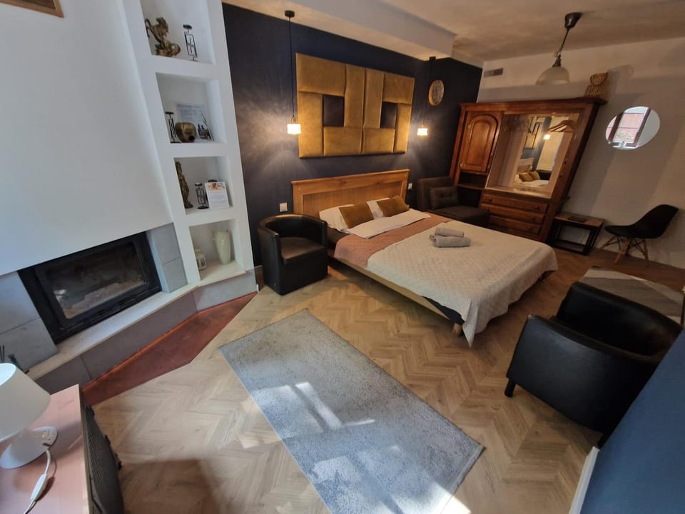Bed, TV and multimedia, Living room, Evening entertainment, Bedroom, fireplace