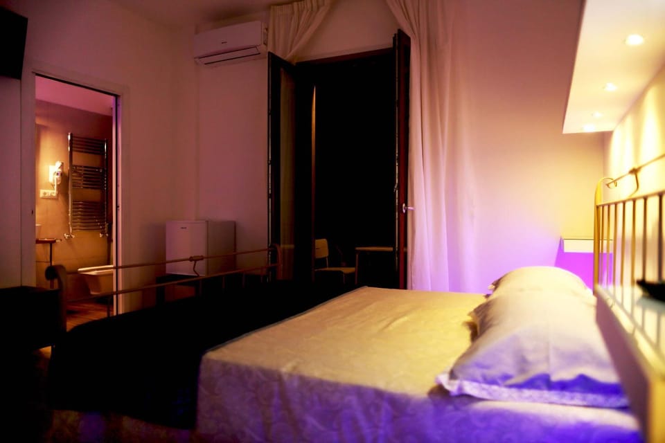 Bed, Photo of the whole room, Bedroom, air conditioner