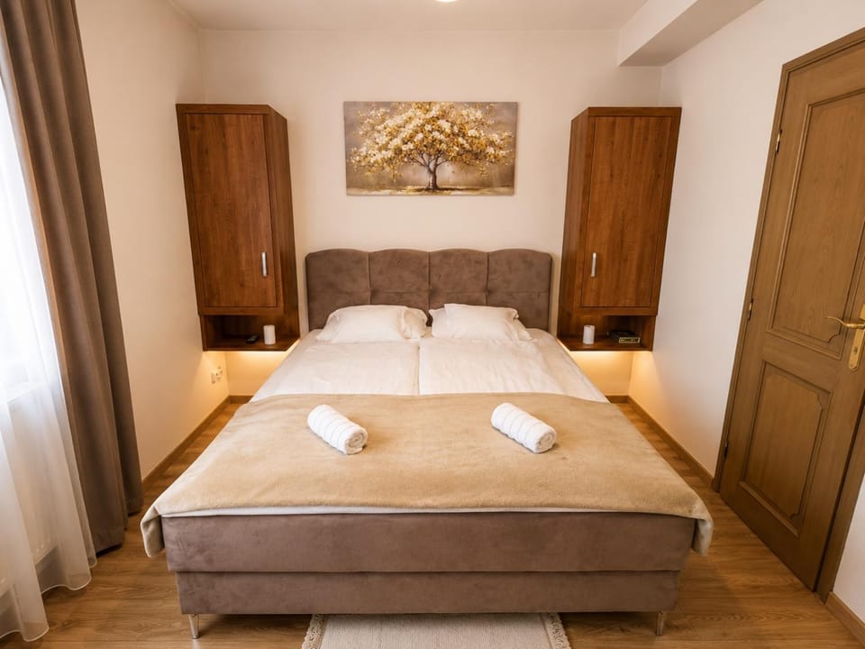 Bed, Bedroom, towels