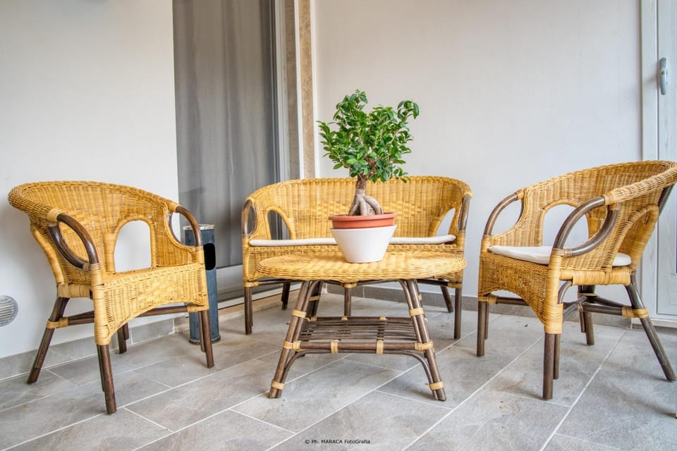 Restaurant/places to eat, Garden, Balcony/Terrace