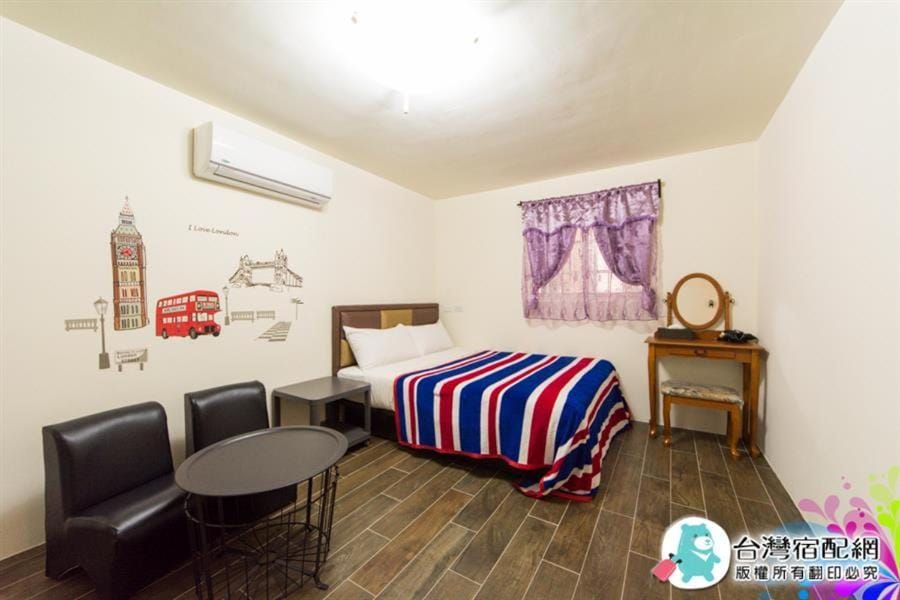 People, People, Property logo or sign, Living room, Photo of the whole room, Floor plan, Bedroom, On site, Drinks, bunk bed, Certificate/Award, Family, Family