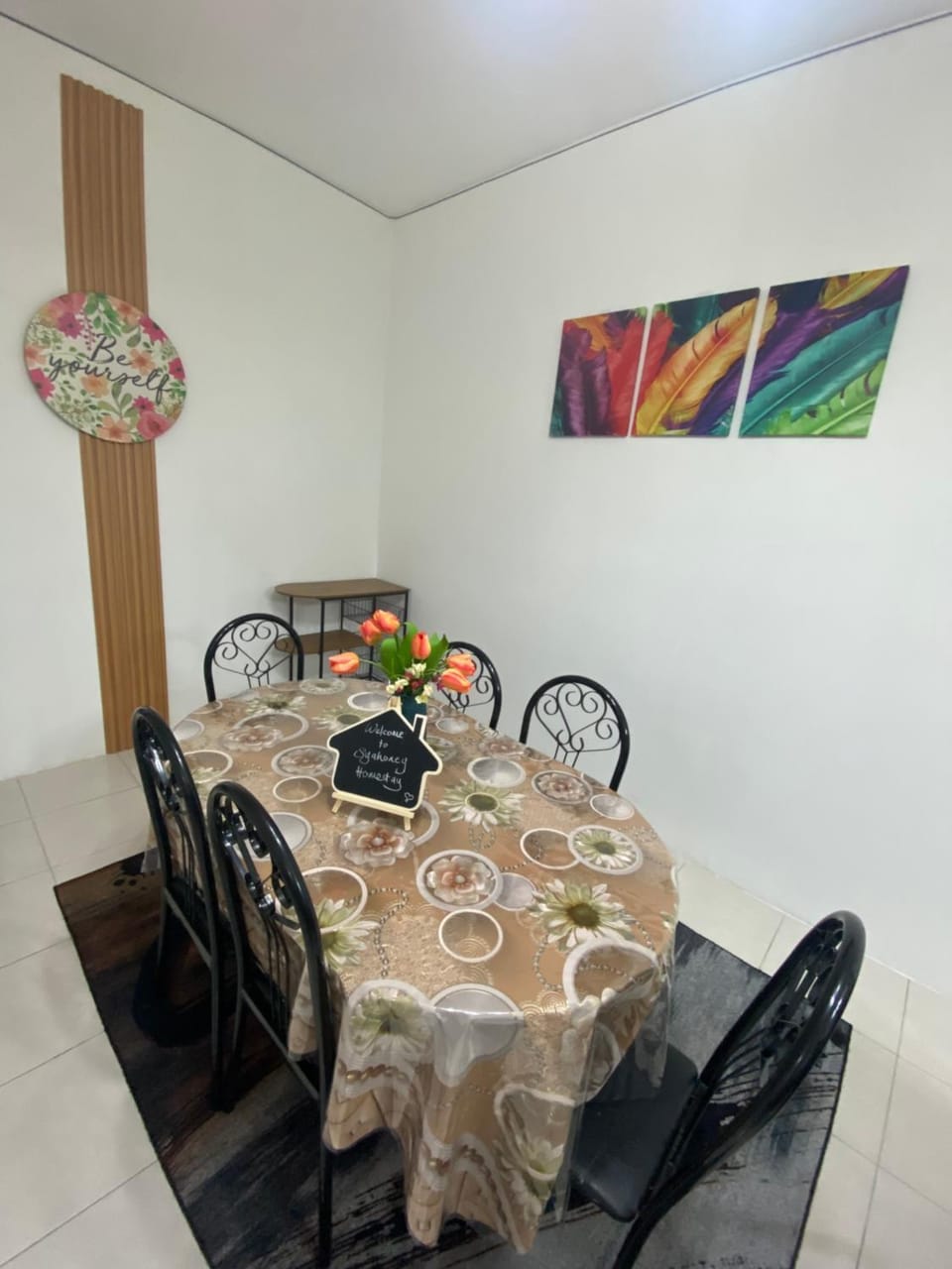 Food and drinks, Seating area, Dining area, Food