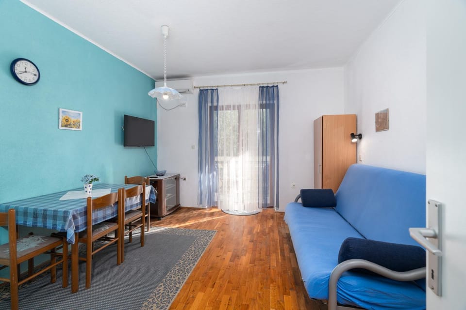 TV and multimedia, Living room, Seating area, Dining area, air conditioner