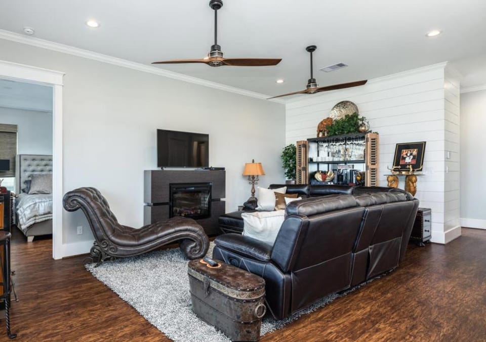 Living room, Photo of the whole room, Seating area, Sea view, Entertainment, Family
