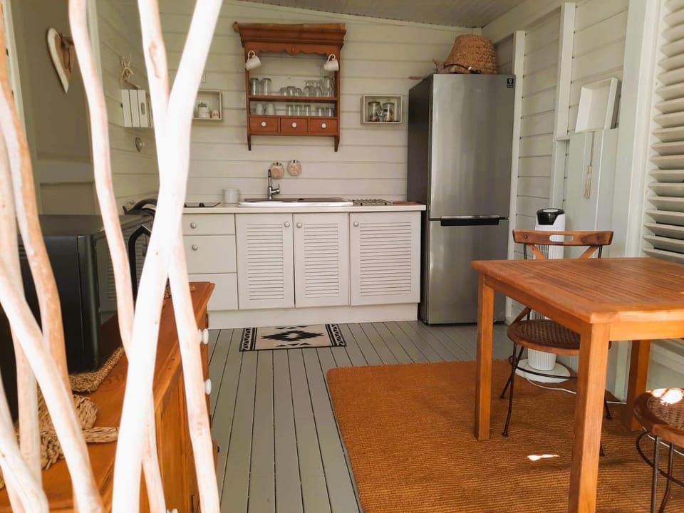 Kitchen or kitchenette, Dining area, minibar, stove