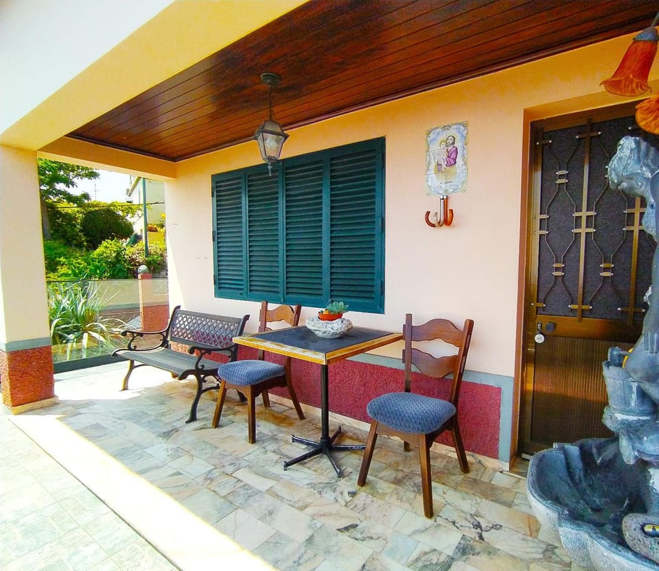 Patio, Facade/entrance, Balcony/Terrace, Balcony/Terrace, Fitness centre/facilities, Seating area, On site, Mountain view, Sea view, Area and facilities, Sunrise, Sunset