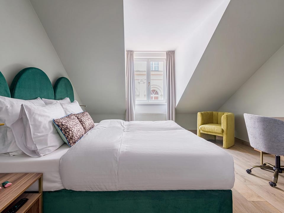 Bed, Photo of the whole room, Seating area, Bedroom