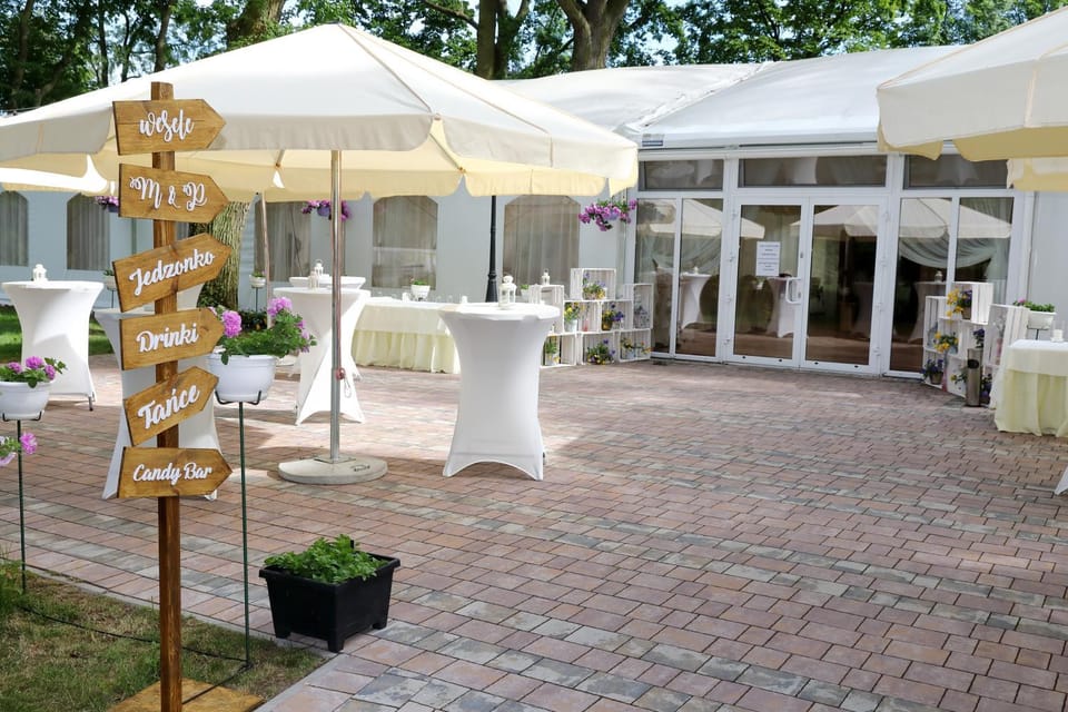 Patio, Restaurant/places to eat, Facade/entrance, Garden, Banquet/Function facilities, Evening entertainment, Entertainment